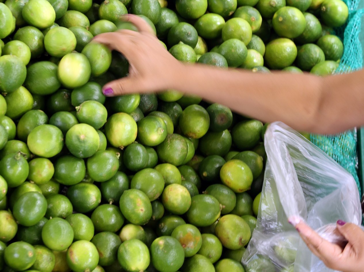 Consumidora em mercado em São Paulo (Foto: Paulo Whitaker/Reuters)