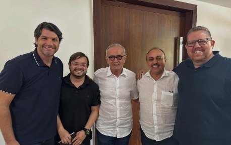 Thiago Diniz, entre Leo Bezerra e Cícero, anunciou saída do governo municipal