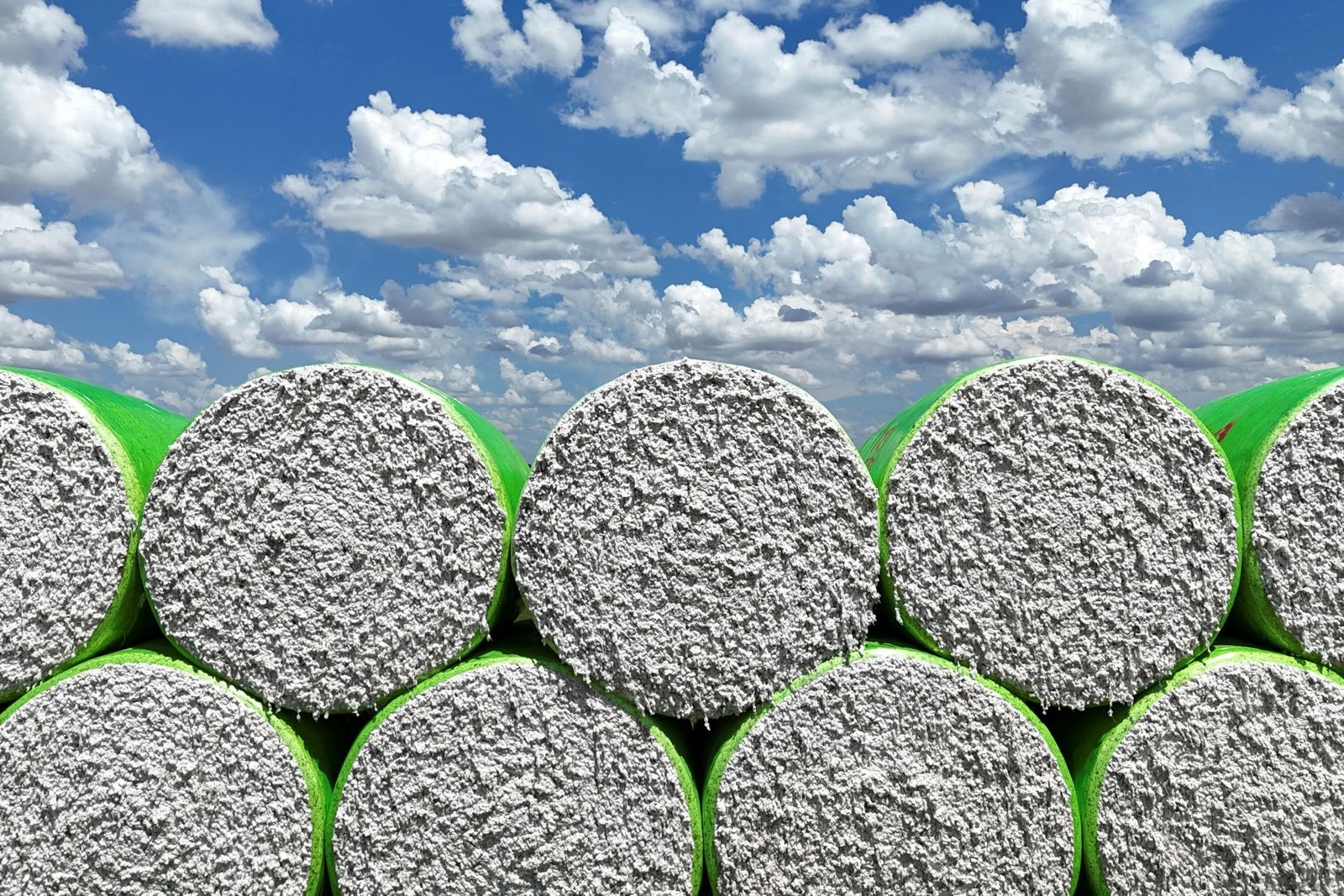 Fardos de algodão envoltos em plástico em fazenda em Luís Eduardo Magalhães, na Bahia 20/11/2...