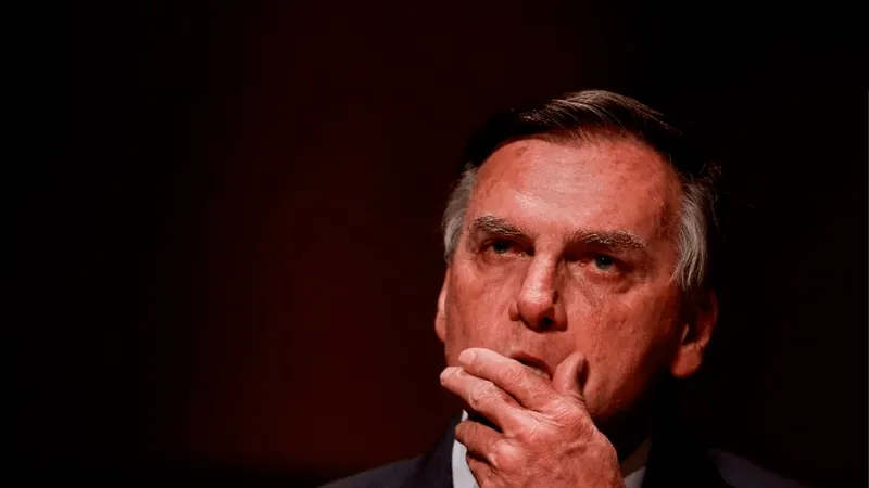 Viaturas descaracterizadas chegaram à residência do ex-mandatário, localizada em um condomíni...