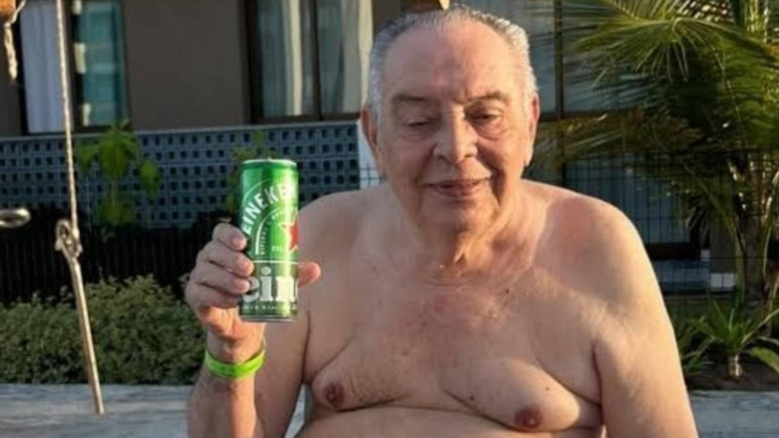 Fernando Cunha Lima bebe cerveja durante período em que esteve foragido da Justiça