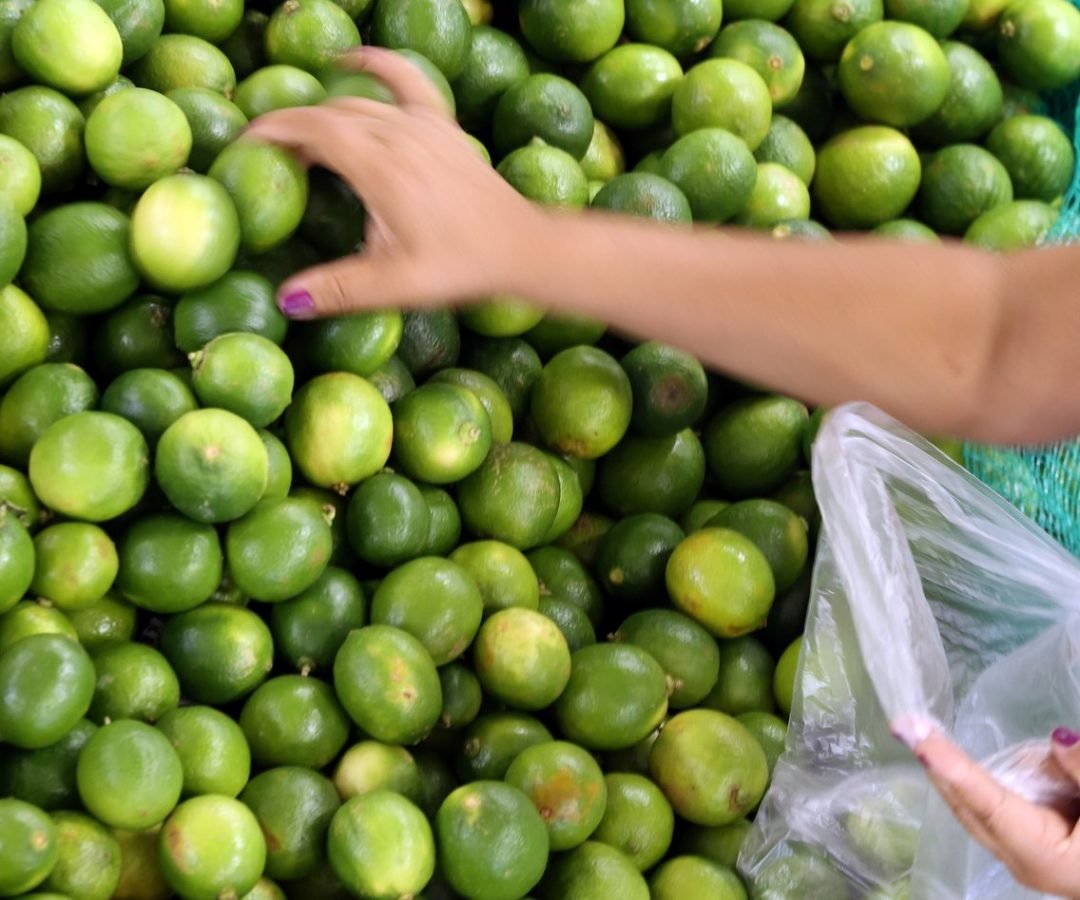 Consumidora em mercado em São Paulo (Foto: Paulo Whitaker/Reuters)