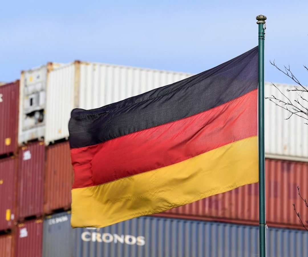 Bandeira da Alemanha em porto de Hamburgo, na Alemanha 24/02/2022 REUTERS/Fabian Bimmer