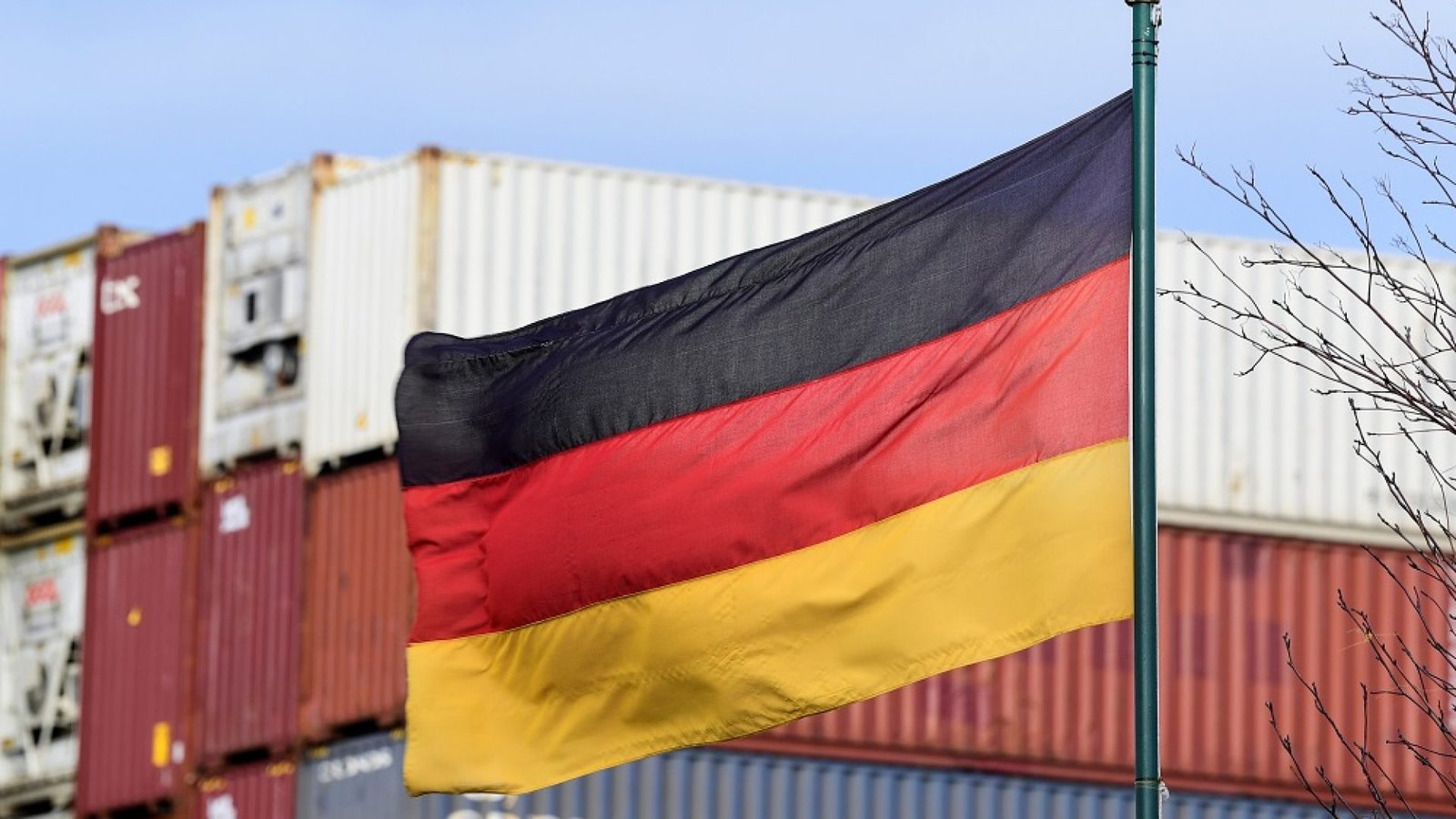 Bandeira da Alemanha em porto de Hamburgo, na Alemanha 24/02/2022 REUTERS/Fabian Bimmer