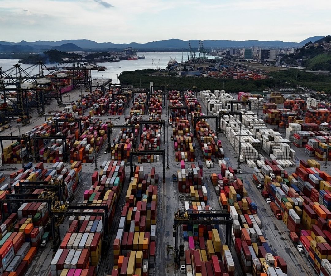 Imagem de drone mostra conteineres no Porto de Santos, em Santos (SP) - 03/04/2025 (Foto: REUTERS...