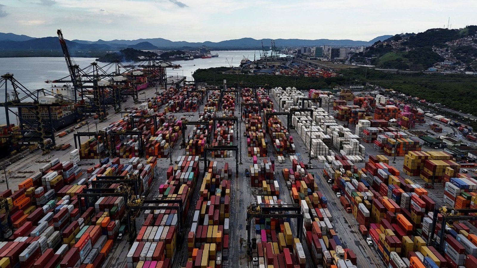 Imagem de drone mostra conteineres no Porto de Santos, em Santos (SP) - 03/04/2025 (Foto: REUTERS...