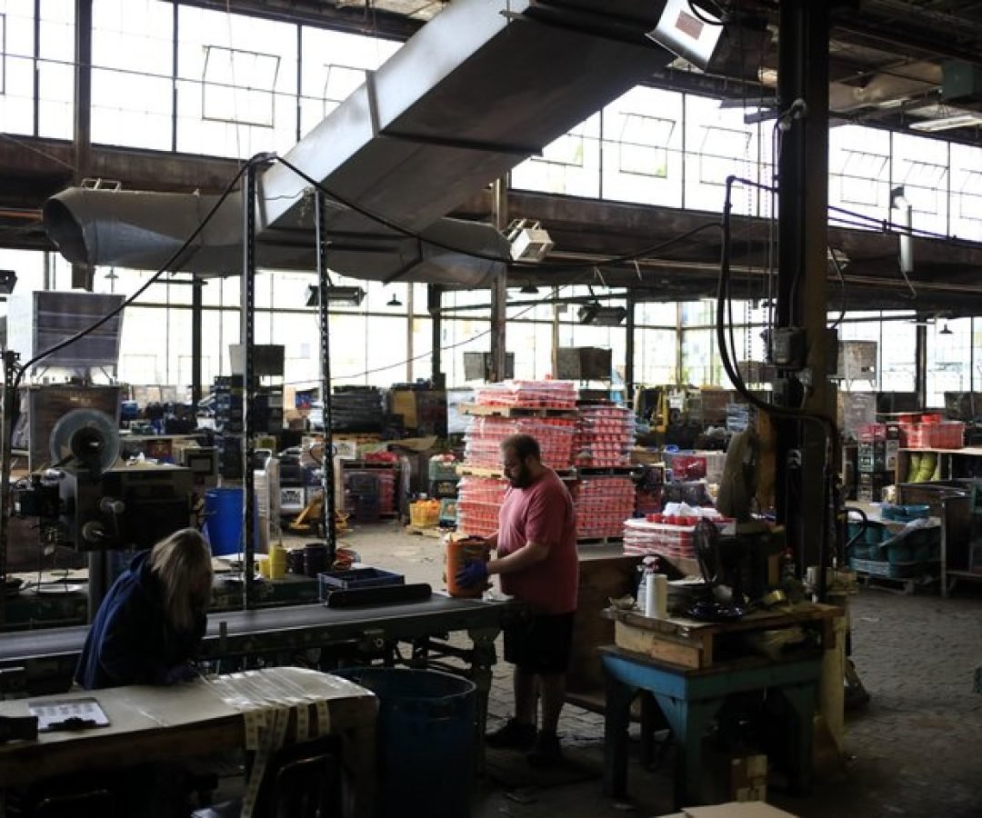 Trabalhadores em armazém em Newell, West Virginia, nos EUA (Luke Sharrett/Bloomberg)