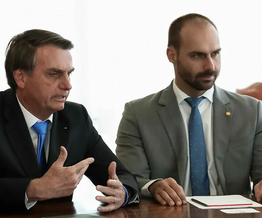 Ex-presidente Jair Bolsonaro e o deputado licenciado Eduardo Bolsonaro Foto: Marcos Corrêa/PR