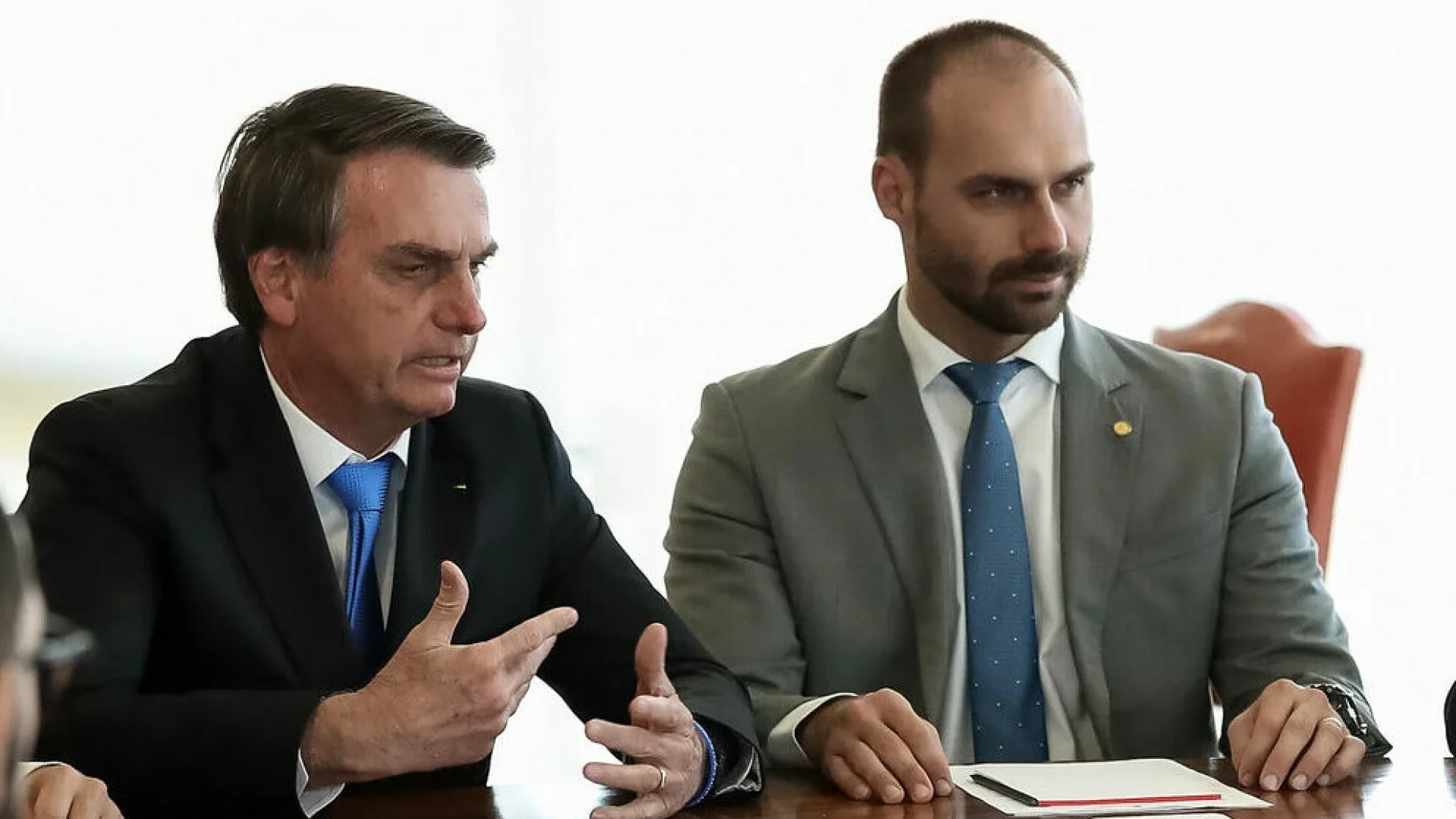 Ex-presidente Jair Bolsonaro e o deputado licenciado Eduardo Bolsonaro Foto: Marcos Corrêa/PR