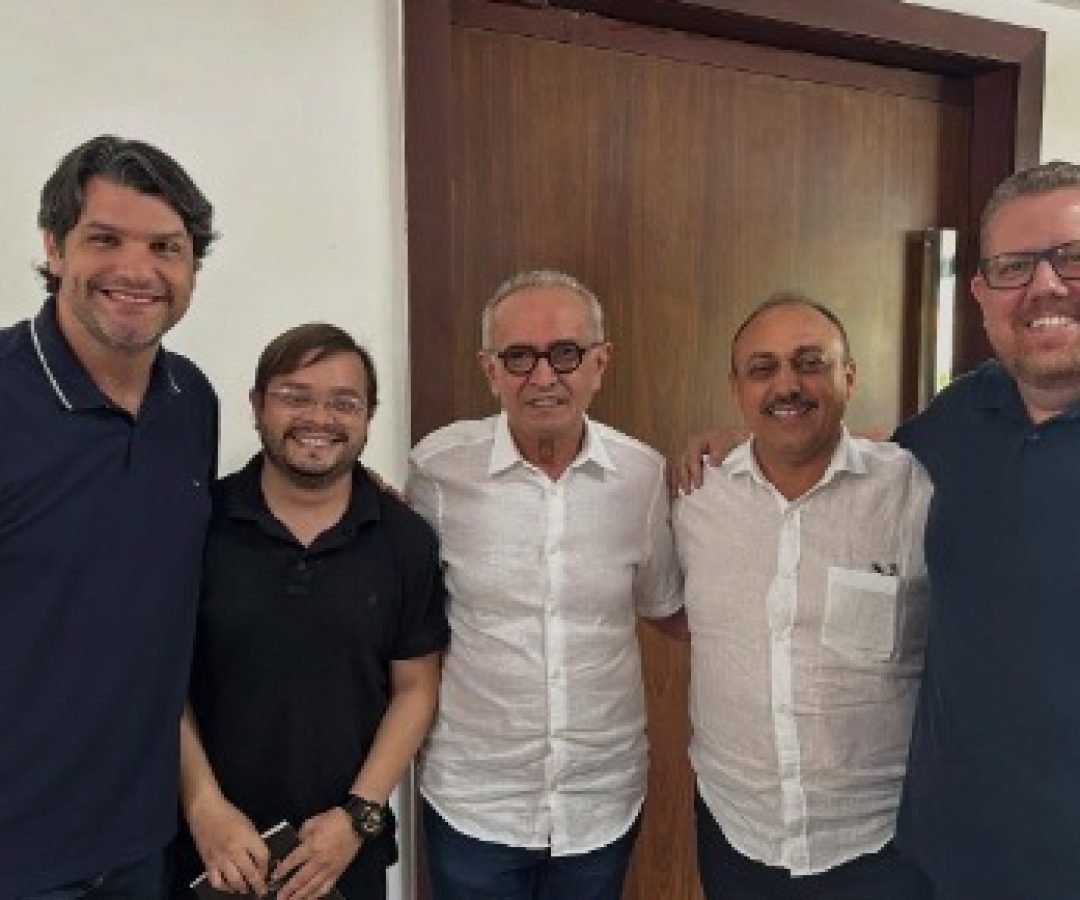 Thiago Diniz, entre Leo Bezerra e Cícero, anunciou saída do governo municipal