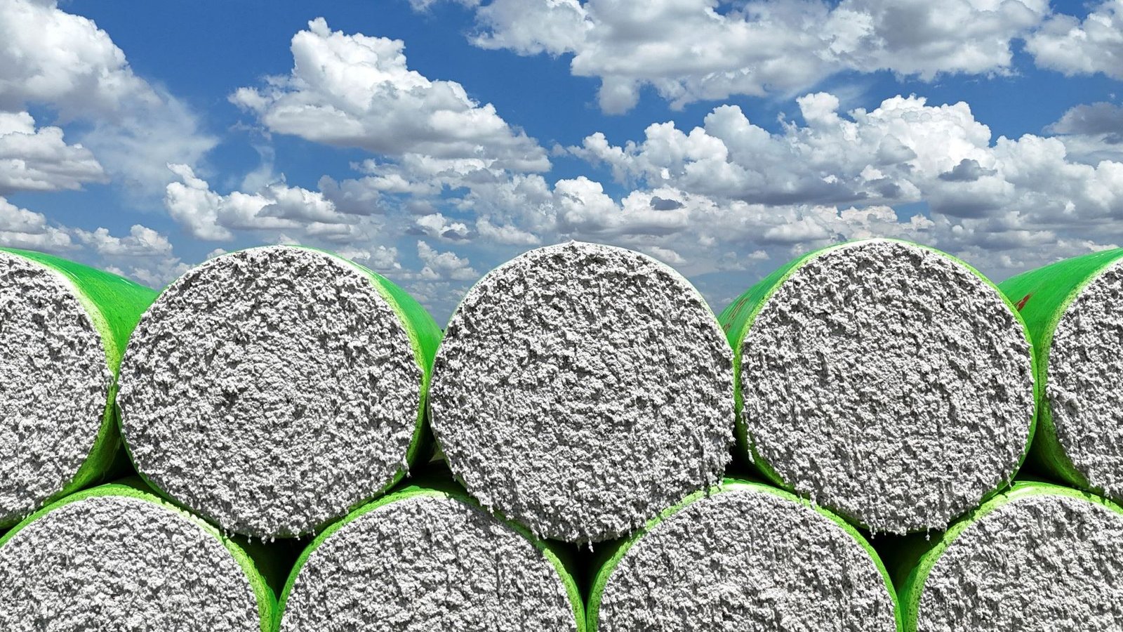 Fardos de algodão envoltos em plástico em fazenda em Luís Eduardo Magalhães, na Bahia 20/11/2...