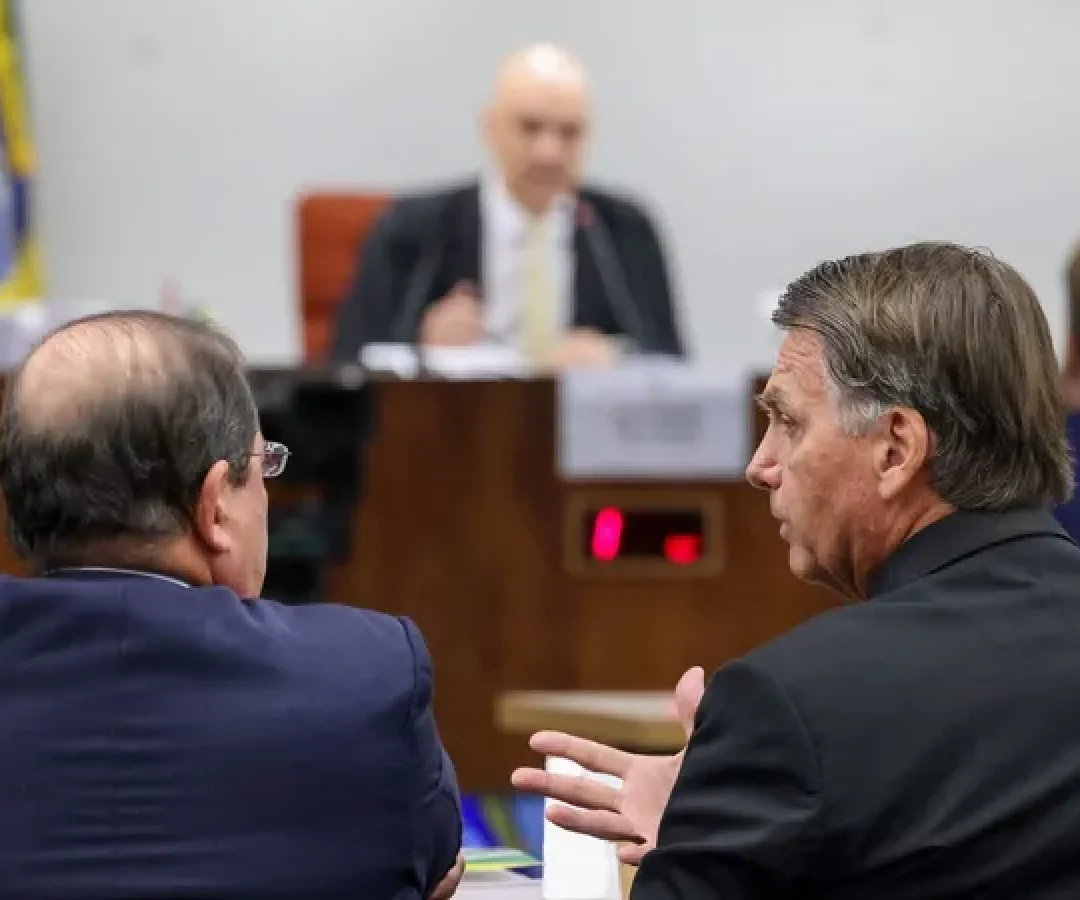 Ex-presidente Jair Bolsonaro ao lado de seu advogado no STF. Imagem: Gustavo Moreno/STF