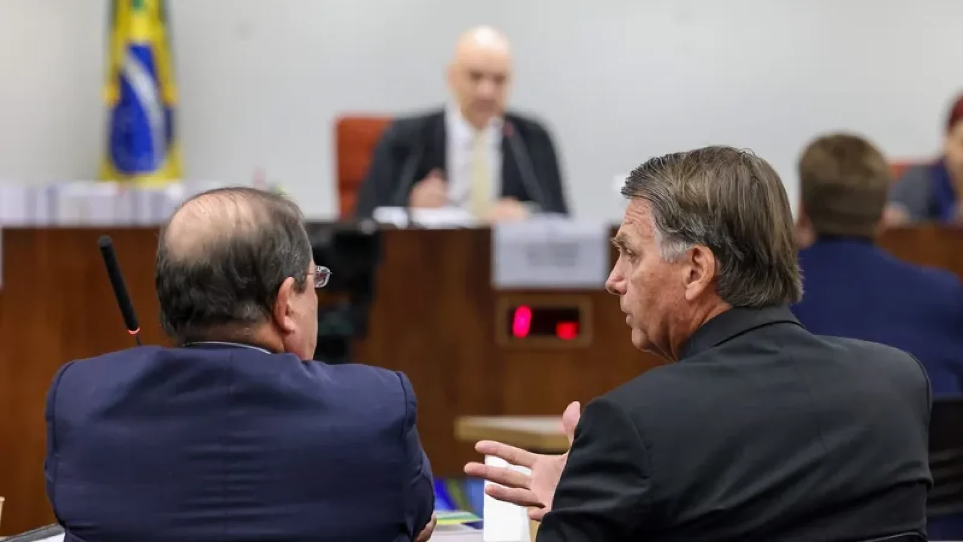 Ex-presidente Jair Bolsonaro ao lado de seu advogado no STF. Imagem: Gustavo Moreno/STF