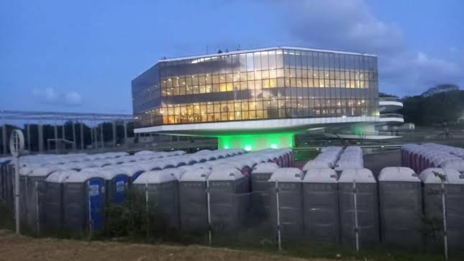 Banheiros químicos armazenados na Estação Ciência